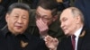 Російський президент Володимир Путін разом з китайським лідером Сі Цзіньпінем спостерігають за військовим парадом на Красній площі. Москва, 9 травня 2025 року