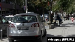 Automobil sa registarskim oznakama KM u Sjevernoj Mitrovici koje Priština ne priznaje, Kosovo, septembar 2022.