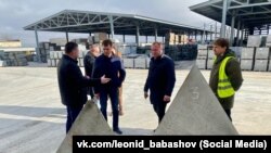 Завод будматеріалів у Сімферопольському районі виготовляє протитанкові бетонні загородження для армії РФ під час її війни з Україною