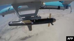 Fotografie de pagina oficială de internet a armatei iraniene, 11 septembrie 2020, arată o dronă Simorgh iraniană care transportă o armă în timpul unui exercițiu militar în Golf.