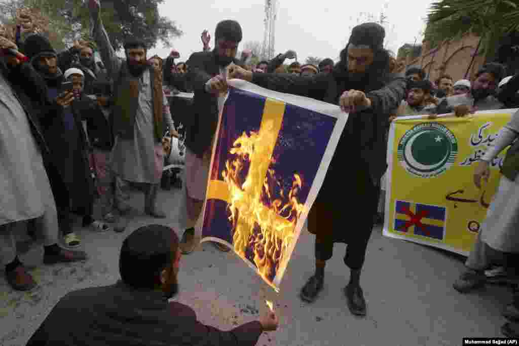 Pristalice Pakistanske muslimanske lige Markazi pale švedsku zastavu tokom demonstracija protiv spaljivanja Kurana od strane danskog antiislamskog aktiviste, u Pešavaru 24. januara.
