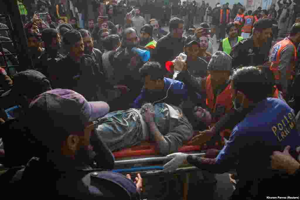 Muškarci premještaju povrijeđenu žrtvu nakon samoubilačkog napada u džamiji u Pešavaru u Pakistanu, u kojoj je 30. januara poginulo najmanje 100 ljudi.