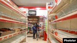 Կիսադատարկ դարակաշարեր Ստեփանակերտի սննդի խանութներից մեկում, 27-ը հունվարի, 2023թ․