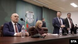 Главният прокурор Иван Гешев, говорителката му Сийка Милева и директорът на Националната следствена служба Борислав Сарафов на пресконференция за разследването срещу Нексо. Снимката е от 13 януари 2023 г.