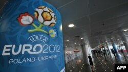 Plakati za nogometno prvenstvo na aerodromu u Kijevu