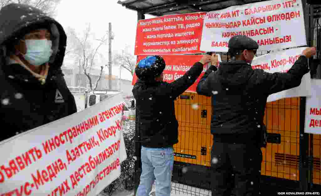 Ljudi se okupljaju na mitingu tražeći zatvaranje nezavisnih novinskih i istraživačkih medija Kaktus.media, Kloop i Kirgistan servis RSE/RL u Biškeku 9. februara. Demonstranti žele da se te kuće proglase &quot;stranim agentima&quot;, govoreći da destabilizuju živote kirgiskog naroda.
