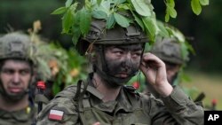 O femeie soldat la instrucție în Polonia, pe 20 iunie 2024. 