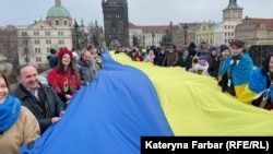 Українці розгорнули національний прапор на Карловому мосту в Празі 19 січня 2025 року