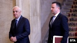 Министърът на отбраната Атанас Запрянов (вляво) и колегата му с ресор енергетика Жечо Станков след края на работното съвещание в Министерския съвет заради конфликта в Близкия изток, 23 юни 2025 г.