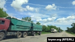 Вантажівки в районі селища Октябрське, у напрямку Сімферополя, друга фура має номер серії ВА – Кіровоградська область