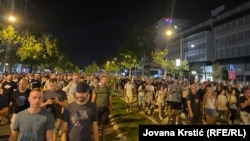 Kolona demonstranata se kreće ka drugim prostorijama vladajuće Srpske napredne stranke, Novi Sad, 14.8.2025.