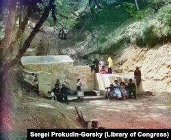 Популярне джерело в лісі, ймовірно, неподалік Боржомі. Джерело вкрите написами, переважно іменами людей
