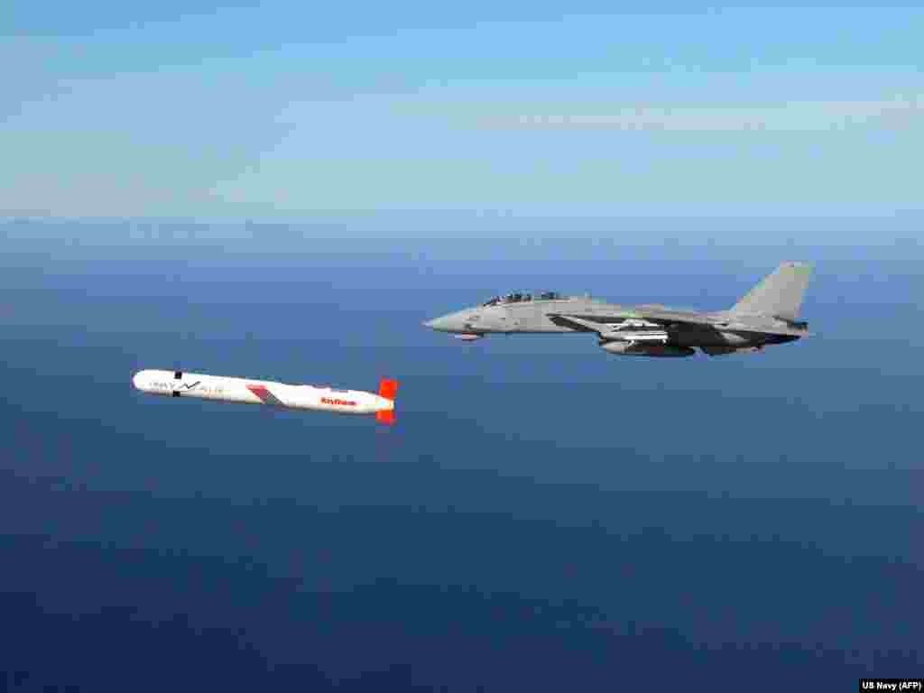 2002-ci ildə Cənubi Kaliforniya səmasında ABŞ Hərbi Dəniz Qüvvələrinə məxsus F-14 təyyarəsinin yanında uçan "Tomahawk" raketi.Kiyev dəfələrlə ABŞ-dən uzaqmənzilli raketlərə çıxış istəyib. 2024-cü ildə Ukrayna prezidenti Volodimir Zelenski Kiyevin "Tomahawk" raketləri üçün müraciət etdiyinə eyham vurub. O zaman bir Ağ ev rəsmisi bu xahişi "tamamilə qeyri-mümkün" adlandırıb.