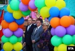 Президентът Румен Радев (вляво) и директорът на 128 СУ „Алберт Айнщайн“ Юлиян Плачков, София, 16 септември 2024 г.