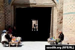 Хивинцы говорят, что большинство горожан зарабатывают на туризме.