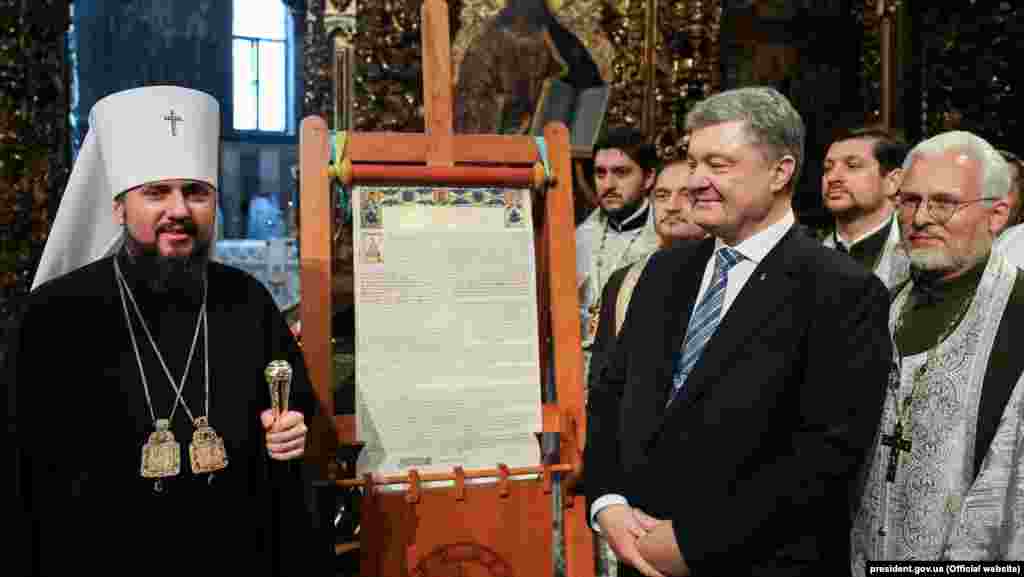 П&#39;ятий президент України Петро Порошенко і глава Православної церкви України (ПЦУ) митрополит Епіфаній під час представлення в Софійському соборі томосу про автокефалію. Київ, 7 січня 2019 року