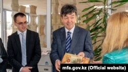 Темиртай Избастин Казакстандын Болгариядагы элчиси (ортодо).