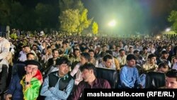 د غزل شپې او موسیقۍ محفل ته ګڼ خلک ورغلي ول. 