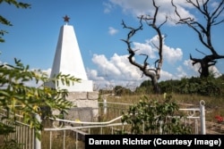 Horodyshche, Ukrajina. Spomen-obelisk uz rub sela. Njegov natpis glasi: „Stani, klanjaj se nisko! Oni su dali svoje živote za vašu sreću! Vječna slava vojnicima-seljanima koji su poginuli na frontovima Velikog otadžbinskog rata. 1941–1945. “
