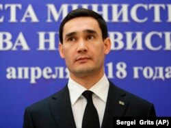 Türkmenistanyň prezidenti Gurbanguly Berdimuhamedowyň ogly, ýurduň daşary işler ministriniň orunbasary Serdar Berdimuhamedow Garaşsyz Döwletleriň Arkalaşygynyň (GDA) Daşary işer ministrliginiň ýolbaşçylarynyň Minskide geçen mejlisine syn edýär. Belarus, 2018-nji ýylyň 6-njy apreli.
