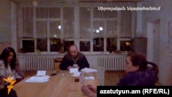 Քվեաթերթիկների հաշվարկ Երևանի տեղամասերից մեկում, 6-ը դեկտեմբերի, 2015թ. 