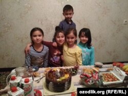 Дети ждут подарка от Деда Мороза.