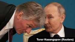 Спикер Кремля Дмитрий Песков (слева) и президент РФ Владимир Путин