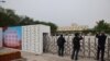Jurnaliștii încearcă să obțină informații și fotografii despre situația din Xianjing - China
