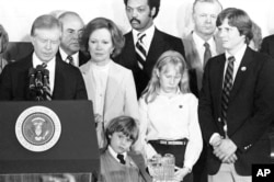 Картер вперше виходить до журналістів після поразки на виборах 1980-го року. Позаду нього – дружина Розалінн і діти