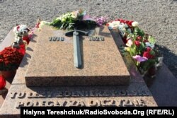 Встановлений польською стороною на пам’ятній плиті «меч-щербець»