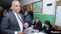Րաֆֆի Հովհաննիսյանը պատրաստվում է քվեարկել Երեւանի թիվ 157 միջնակարգ դպրոցի շենքում տեղակայված է թիվ 10/06 ընտրատեղամասում, 18-ը փետրվարի, 2013թ.