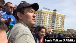 Азаматтық белсенді Талғат Аян ауылшаруашылығы жерін шетелдіктерге сатуға және жалға беруге қарсы митингте тұр. Атырау, 24 сәуір 2016 жыл.