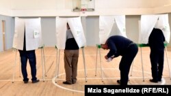 По закону во втором туре баллотируются лишь кандидаты с наилучшими показателями