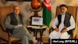 د لوګر والي محمد انور اسحاقزی د ازادي راډيو د خبریال نسیم شفق سره د مرکې په حال کې