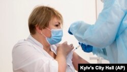 Лікарка в Києві отримує дозу вакцини AstraZeneca індійського виробництва, 25 лютого 2021 року