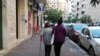 Ілюстративне фото. На римській вулиці доглядальниця на прогулянці з літньою синьйорою