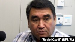 Элчи Эрик Асаналиев "Азаттык" радиосунун Прагадагы студиясында, 23-июнь, 2012-жыл. 