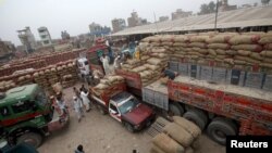 له پېښور څخه افغانستان ته تلونکې لارۍ 