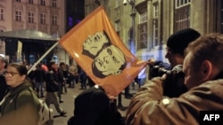 Демонстранттар Орбанды Путинге салыштырышты. Будапешт, 31-октябрь, 2014-жыл.