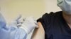 2 din 10 români spun că se vor vaccina doar după ce văd efectele adverse