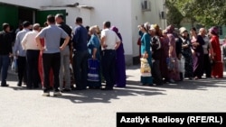 Illýustrasiýa suraty. Türkmenistanda azyk-haryt nobatyna duran adamlar. Arhiwden alnan surat
