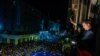 Nicușor Dan salută mulțimea în noaptea de 18 spre 19 mai, după ce a câștigat alegerile prezidențiale din România.