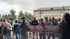 Акцыя салідарнасьці ля Менскага аўтамабільнага заводу. Жнівень 2020 году.