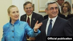 Armenia - President Serzh Sarkisian (R) meets with U.S. Secretary of State Hillary Clinton in Yerevan, 4Jun2012.