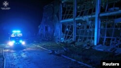 Поглед покажува локација на трговски центар тешко оштетен од руски ракетен напад, среде рускиот напад врз Украина, во Миколаев, Украина, 17 мај 2023 година. Државна служба за итни случаи на Украина. 