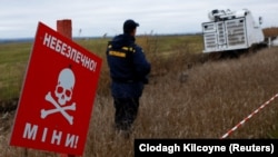 Українські військовослужбовці використовують машину для розмінування, архівне фото