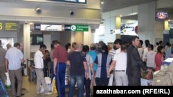 Türkmen studentleri Moskwanyň Domodedowo aeroportunda, 1-nji iýul, 2012.