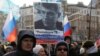 Немцовду эскерүү маршына ар кандай маалыматтар боюнча 15 миңдей адам катышты.