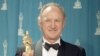 Gene Hackman acceptând un premiu Oscar pentru cel mai bun rol secundar, în 1993.