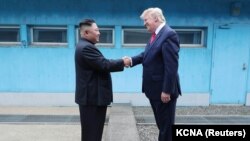 АКШ президенти Дональд Трамп менен Түндүк Кореянын лидери Ким Чен Ындын соңку жолугушуусу, 30-июнь 2019-жыл.